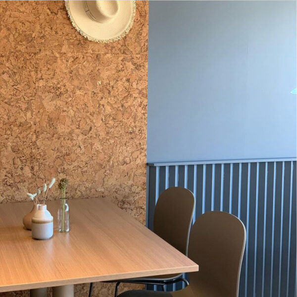 Kork fliser som dekor vegg på kafé