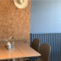Kork fliser som dekor vegg på kafè