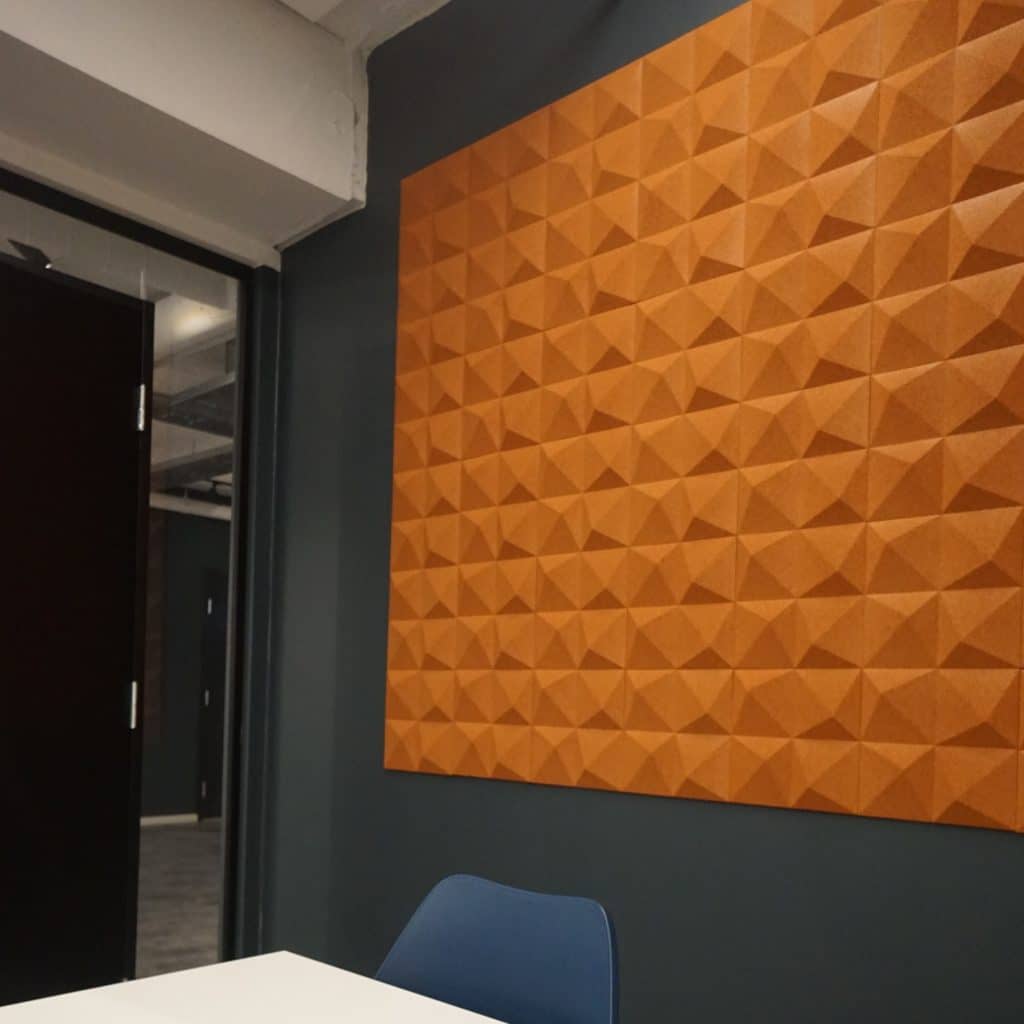 3D korkfliser som forbedrer akustikken på møterom