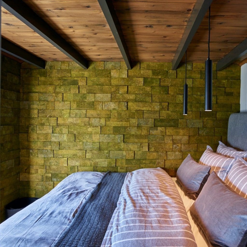 grønn kork vegg i modellen bricks på eventyrlig oppussing