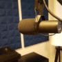 Fargerike kork fliser på veggen i podcast studio