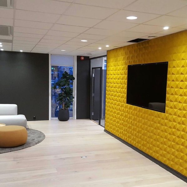 trendy 3d kork vegg i gult på kontor i oslo