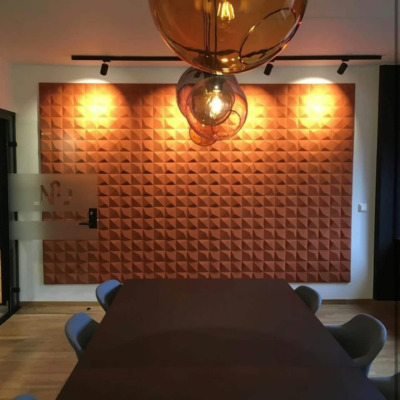 Kork fliser i dekorativt 3D mønster på møterom