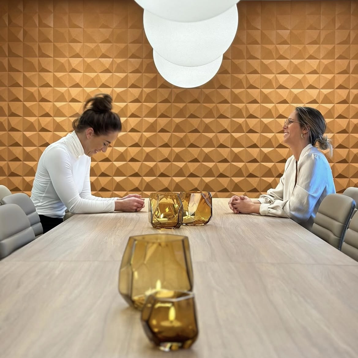 Lyddempende vegg fliser i kork på møterom