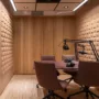 Lyddempende kork fliser som veggdekor i podcast rom