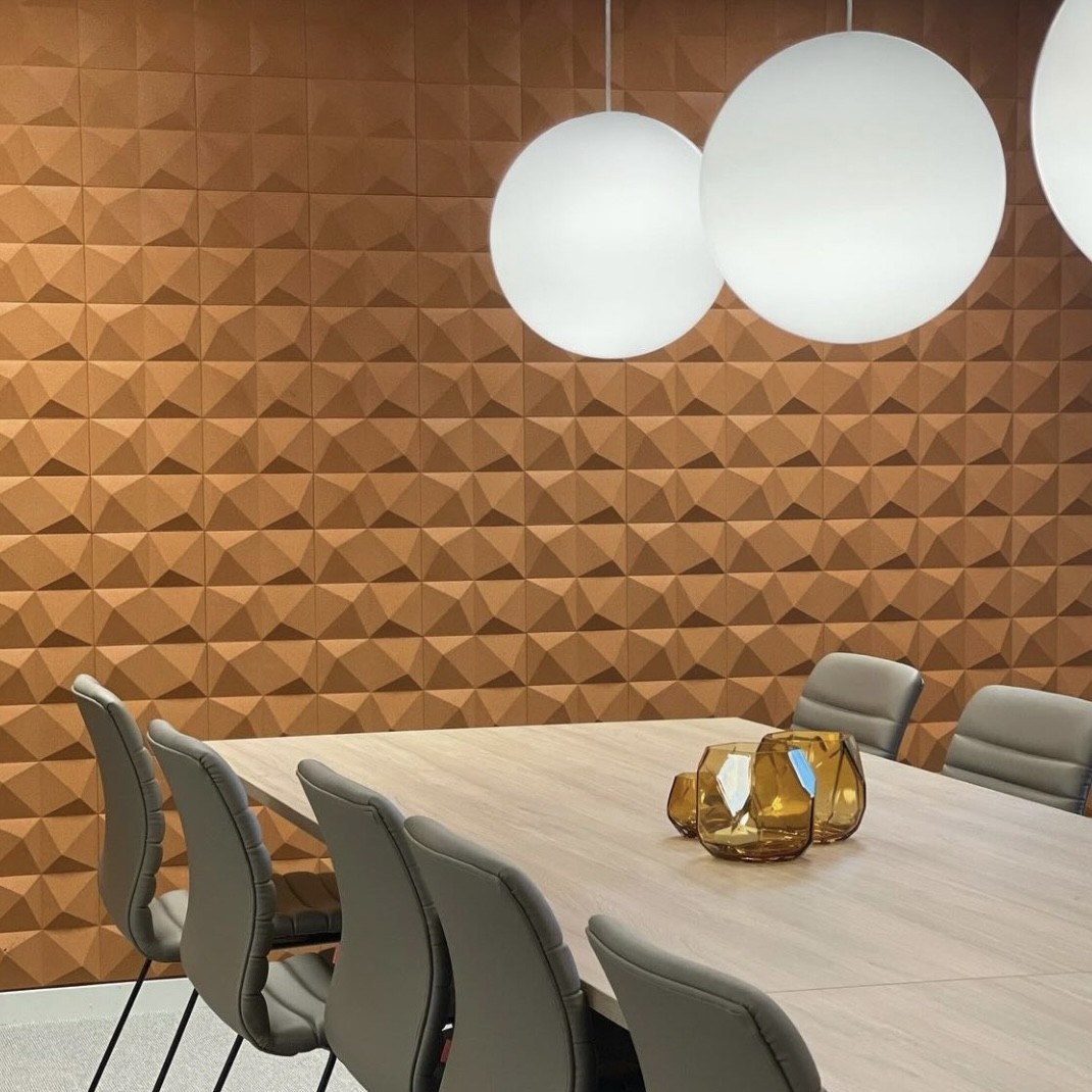 Lyddempende og dekorative vegg fliser i kork på møterom i Oslo