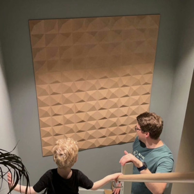 Lyddempende veggdekor i kork i trappeoppgang