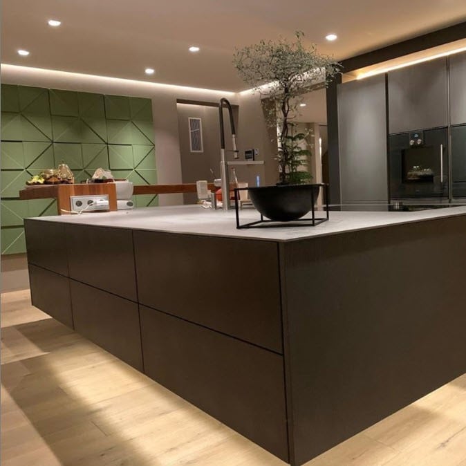 Lekkert kjøkken med flotte 3D akustikk panel