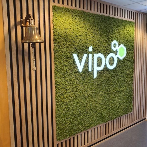 Mose vegg med logo på kontoret til Vipo