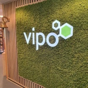 Mose vegg med logo på kontoret til Vipo i Drammen