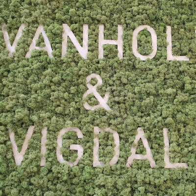 Moselogo i fargen furunål med bokstaver i hvitpigmentert eik