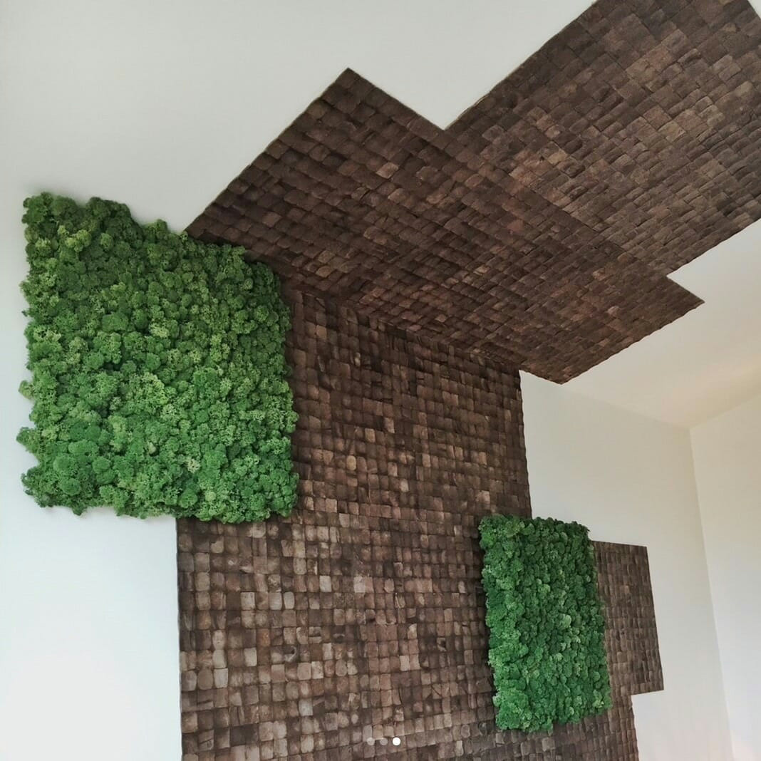 Mose og kokosnøtt fliser fra WALL-IT på trendy soverom