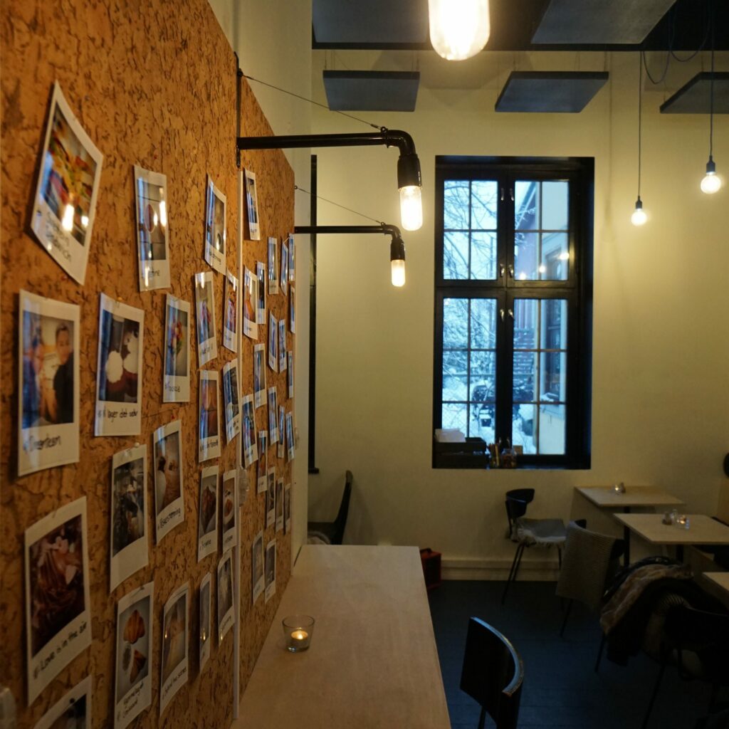 Kork vegg fra WALL-IT som oppslagstavle på kafe i Oslo