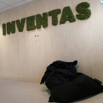 Kreativ mose logo på kontoret til Inventas i Oslo