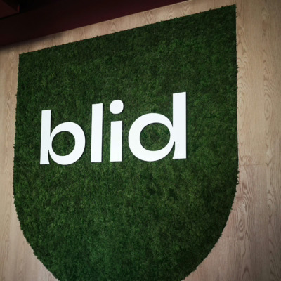 Logo i mose hos Blid Tannhelse