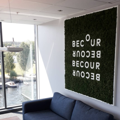 Mose logo på kontoret til Becour