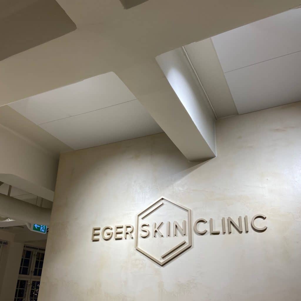 Lyddempende panel i himling hos Eger Skin Clinic