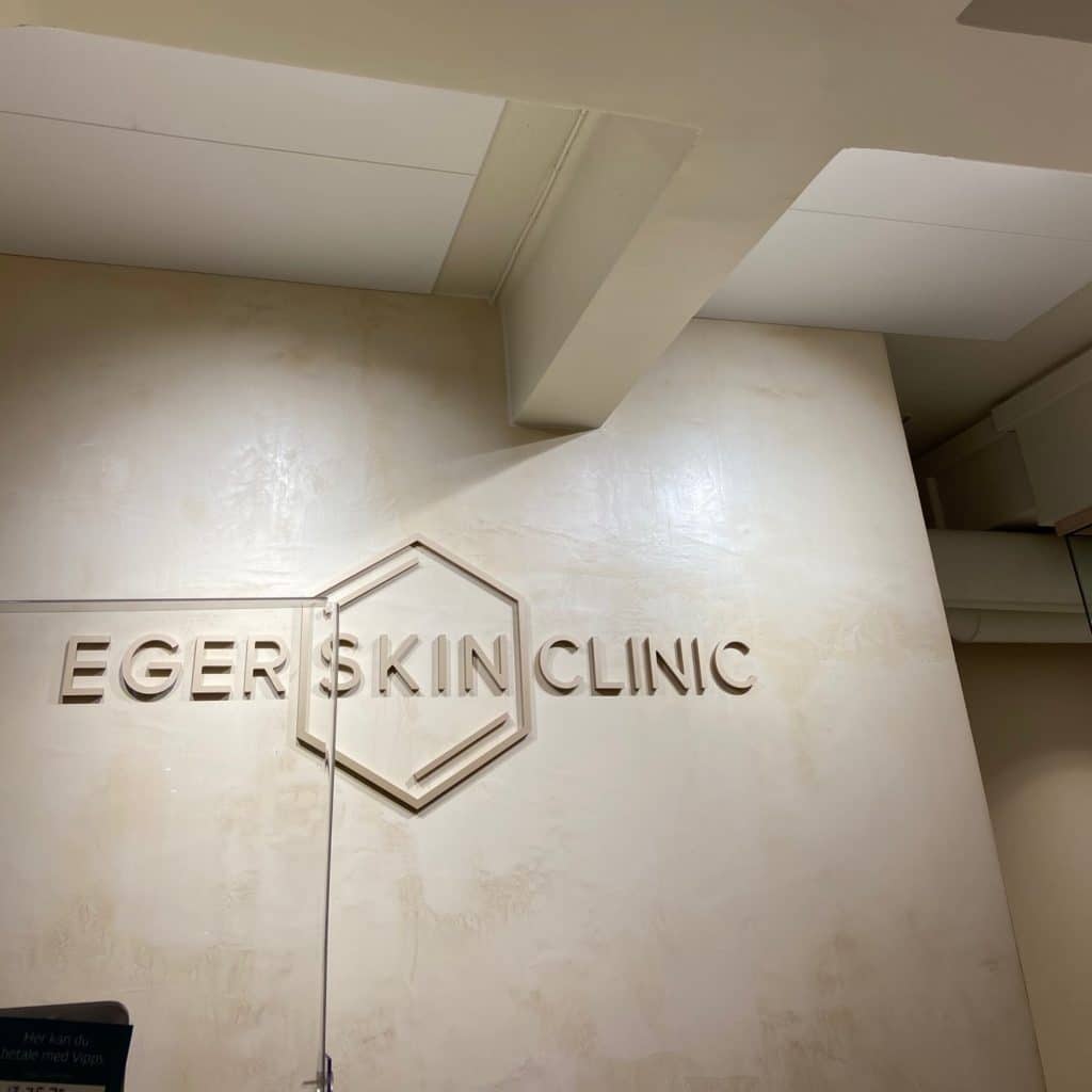 Lydplater i himling hos Eger Skin Clinic