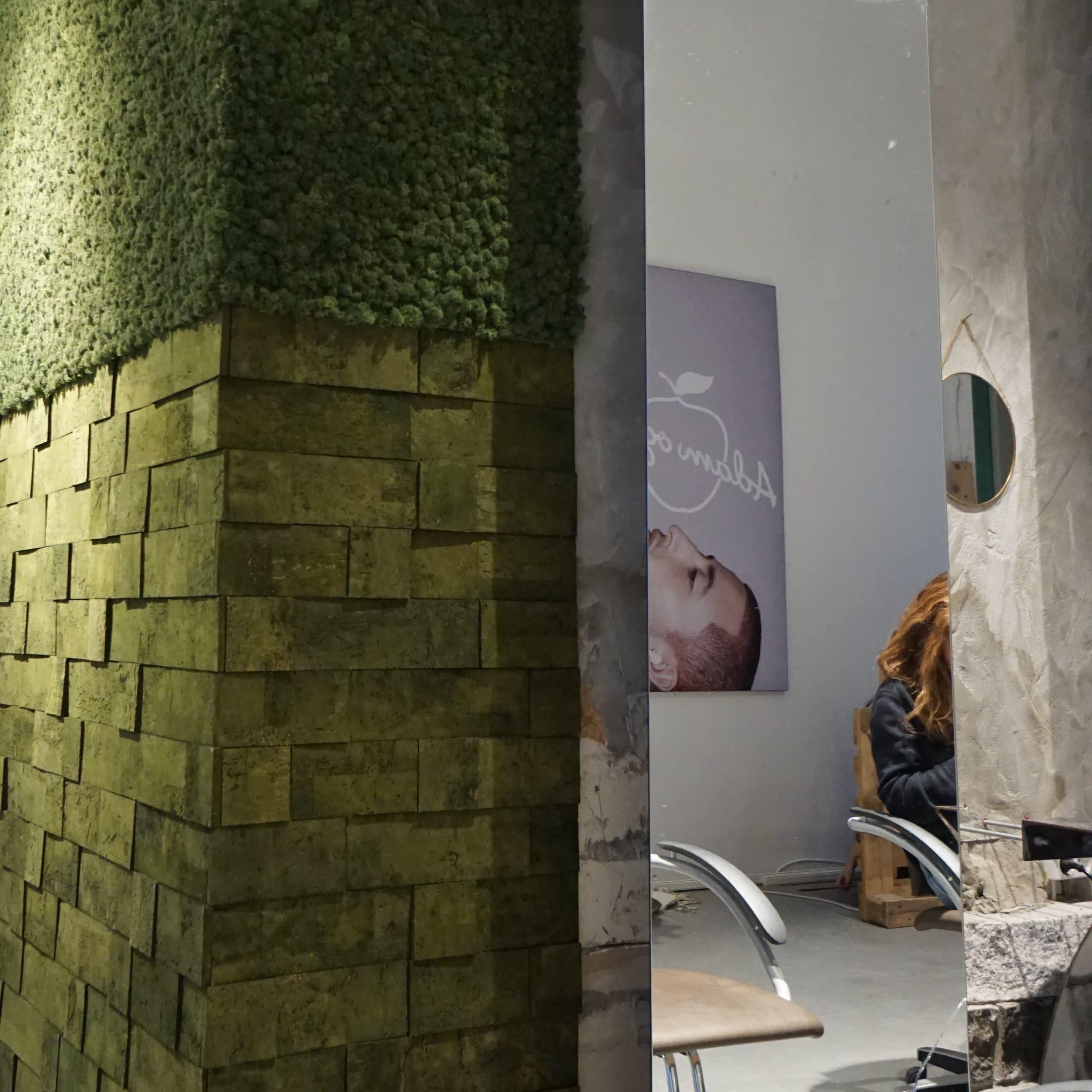 Grønn mose og kork på frisørsalong i Bergen