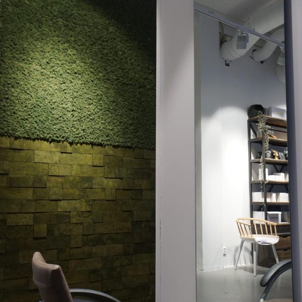 Frisørsalong med stilig mose vegg og kork vegg i grønn