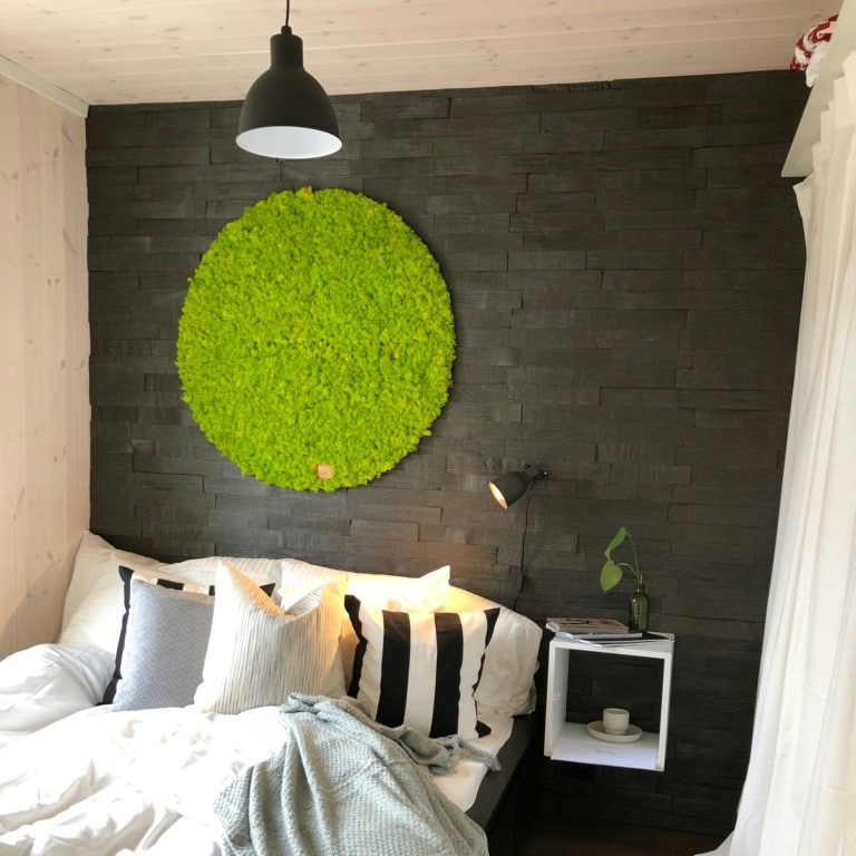 Dekorativ grønn mosesirkel på soverommet til Kjartan og Knut på Sommerhytta 2019