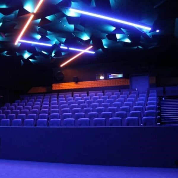 Geilo kino med akustikkpanel formet som oregami figurer