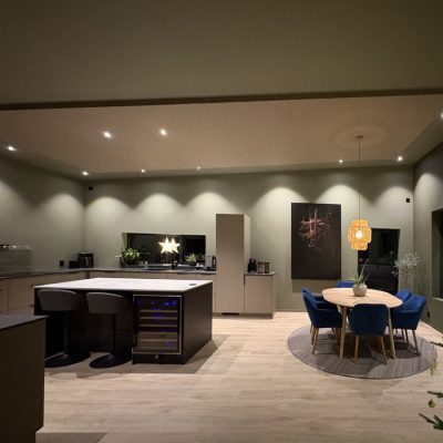 Lydabsorbenter i himling i moderne funkishus