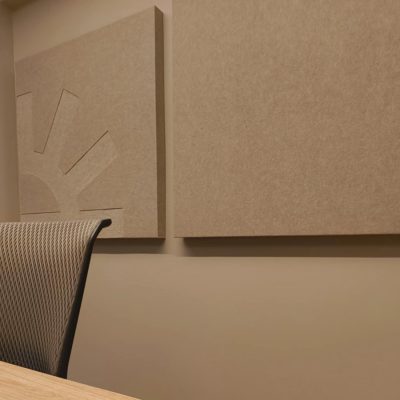 Lydabsorbenter i lekkert design på kontoret til Apollo reiseebyrå