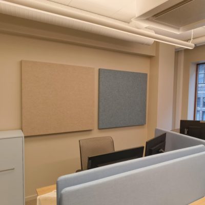 Lydabsorbenter i lekre farger på kontor i Oslo