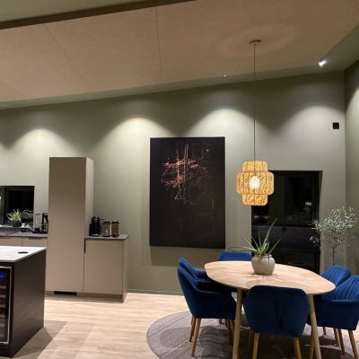 Lyddempende himlingsplater i åpen kjøkkenløsning