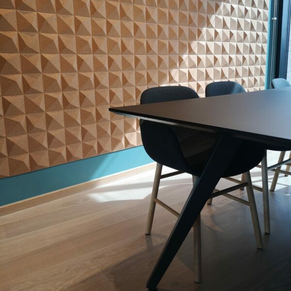 Lekre kork fliser til vegg i 3D design på møterom