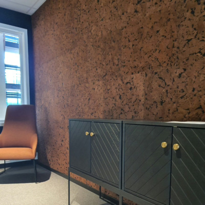 Interiør fliser i kork hos Musta Eiendom