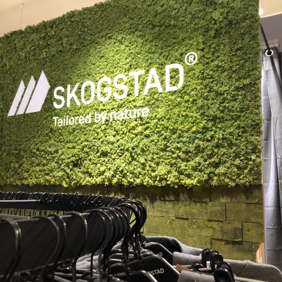 Mose vegg med logo hos Skogstad