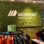 Mosevegg med logo i butikk til Skogstad