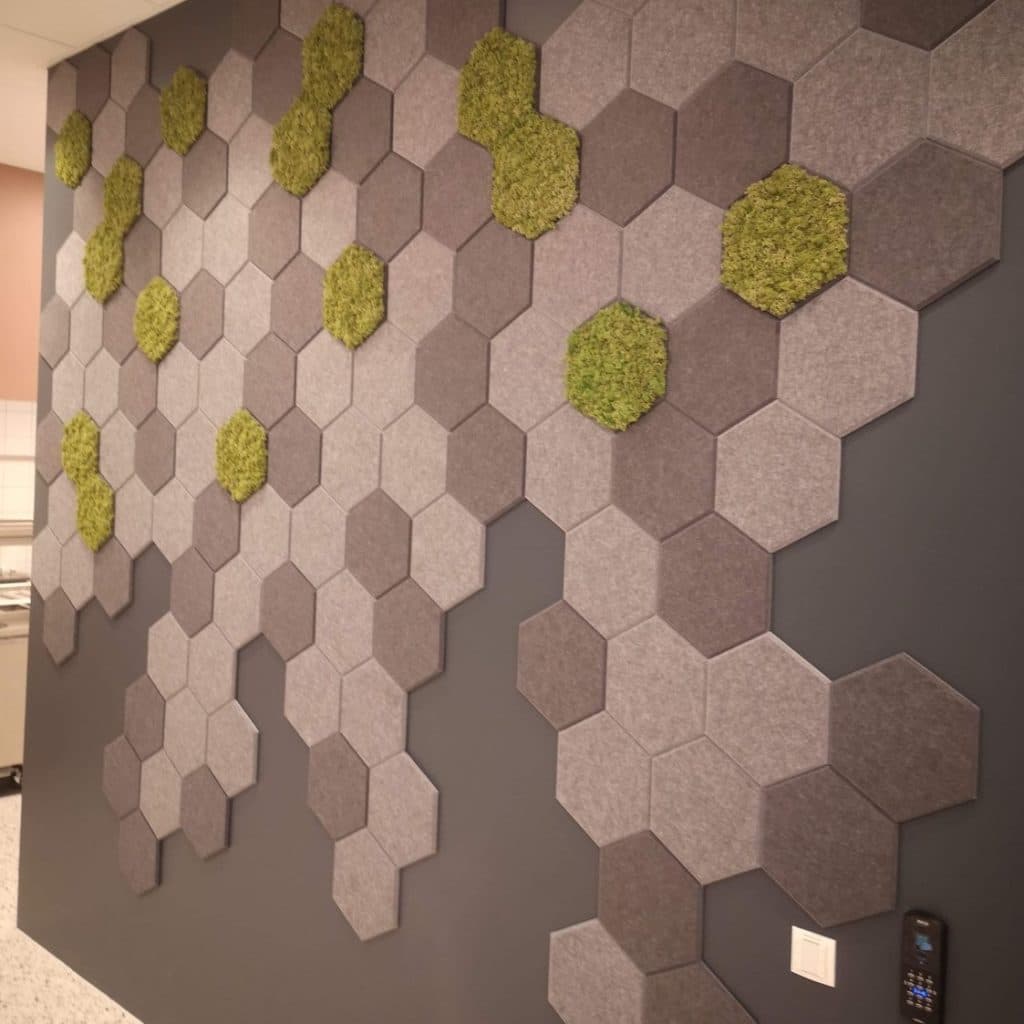 Hexagon fliser i mose og tekstil i kontorbygget Parallell Oslo