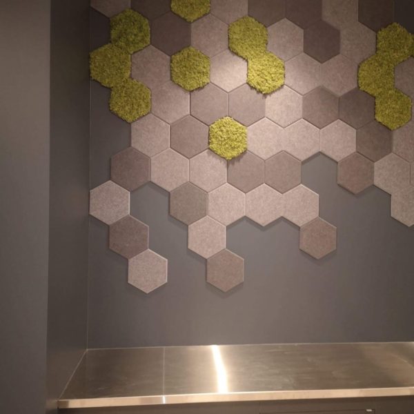 Hexagon fliser på vegg i kontorbygg