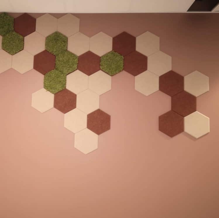 dekorative hexagon fliser i tekstil på kontor
