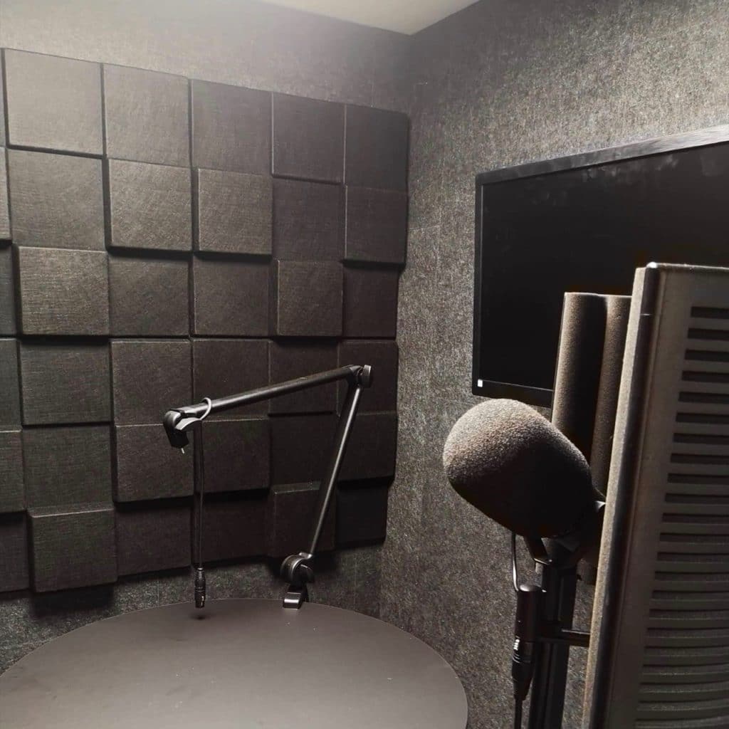 Akustikk panel i podcast studioet til Avia Production