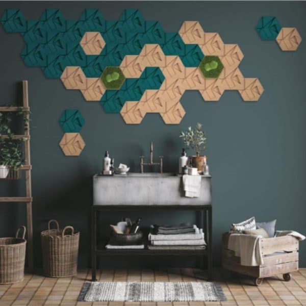 Kork fliser i hexagon mønster som et bilde på veggen