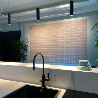 Fargen Ivory i lekker kombinasjon med fargen Pale Linden og svarte detaljer på kjøkkenkrok på Hub WALL-IT