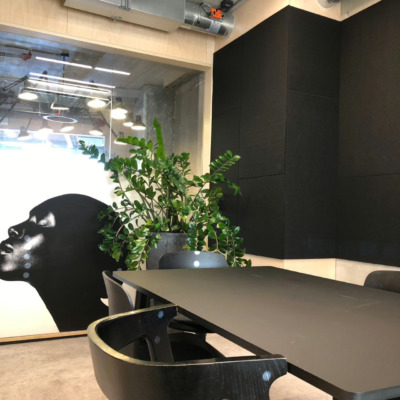 Vegg absorbenter som reduserer gjenklang på kontoret til Anti