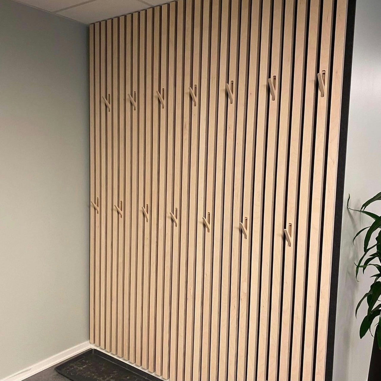 Spilevegg med knagger på kontoret til Barn Av Rus i Oslo