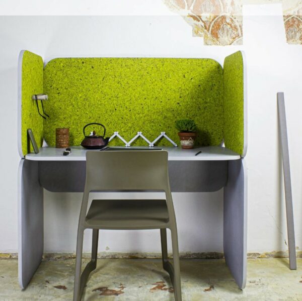 Selvklebende dekor på kontormøbel fra Organoid