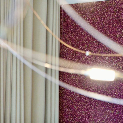 Akustikkplater laget av resirkulerte roseblader