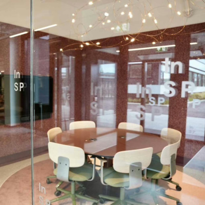 Lyddemping med bespoke lydpanel av resirkulerte roseblader på møterom