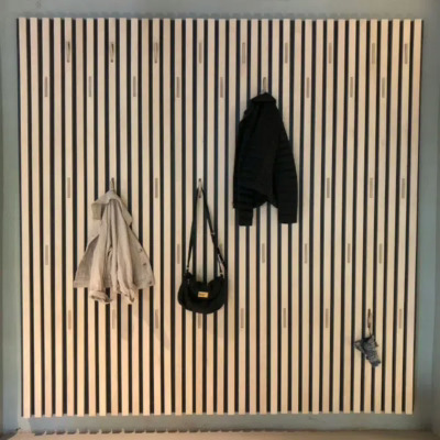 Spilevegg med knagger og lyddemping