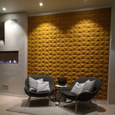 Kork fliser i sennepsgult i stue