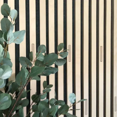 Lyddempende spiler med utfellbare knagger