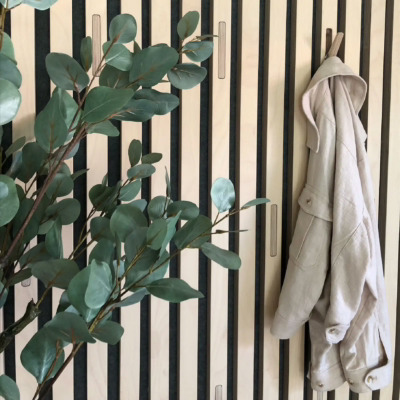 Spilevegg med praktiske utfellbare knagger til oppheng