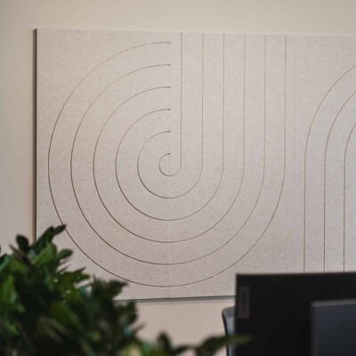 Lydabsorbenter med grafiske mønster i kontorlokalene til BDO